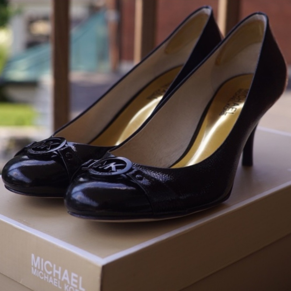 MICHAEL KORS Black Crinkle Patent Fulton .